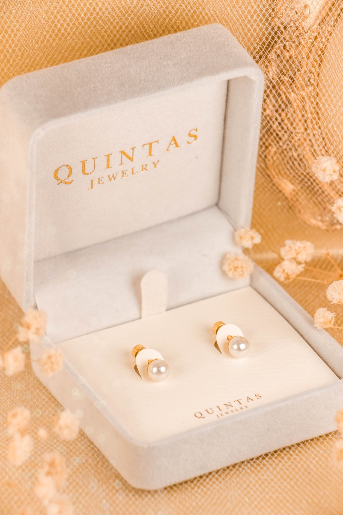 QUINTAS Pearl Stud Earrings