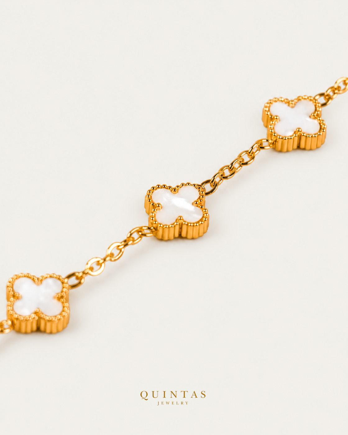 Clover Elegance Bracelet — actual source-backed detail, unchanged macro crop, authentic canonical logo