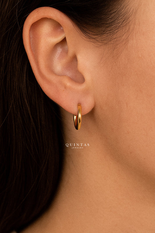 QUINTAS Classic Hoop Earrings