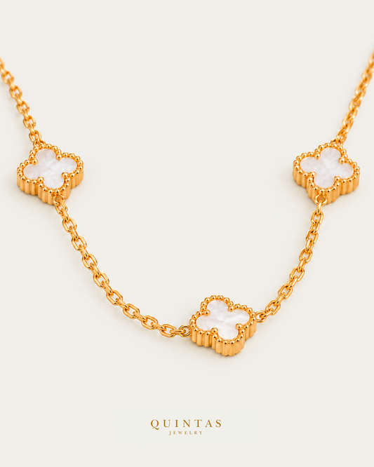 Clover Elegance Necklace white clover fixed chain main view, canonical Quintas logo