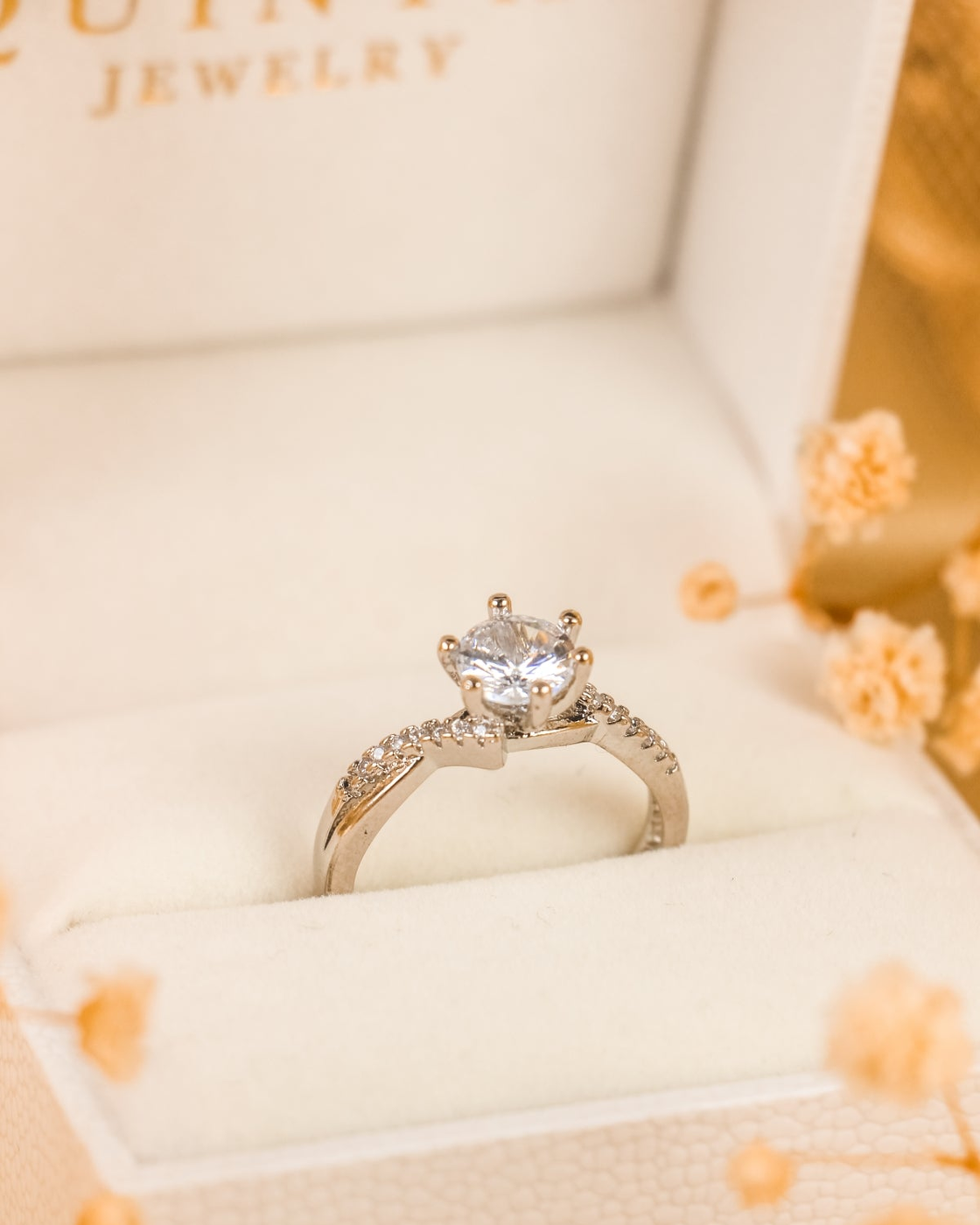 Lucia Promise Silver – original gallery view, proportional 4:5 crop