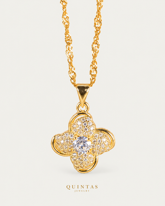 Étoile Clover Necklace, gold singapore chain, front view; canonical Quintas Jewelry logo