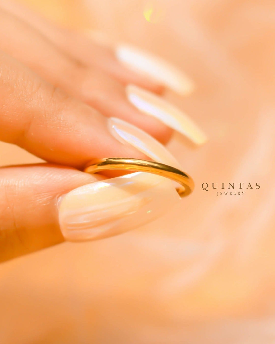 Minimalist Gold – original gallery view, proportional 4:5 crop