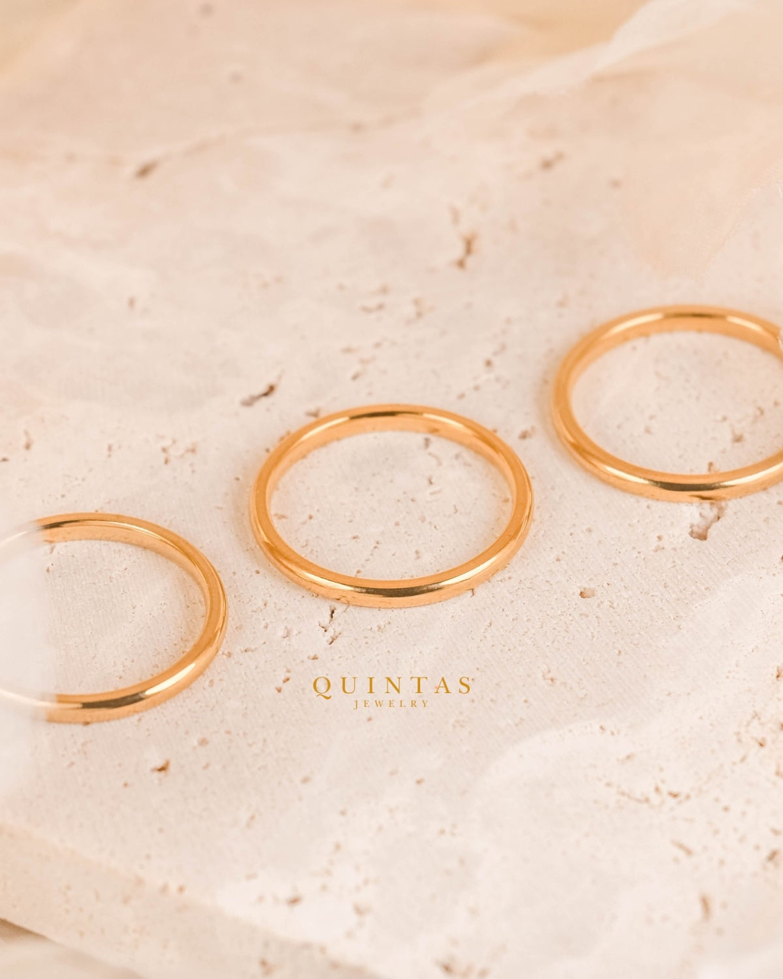 Minimalist Gold – original gallery view, proportional 4:5 crop