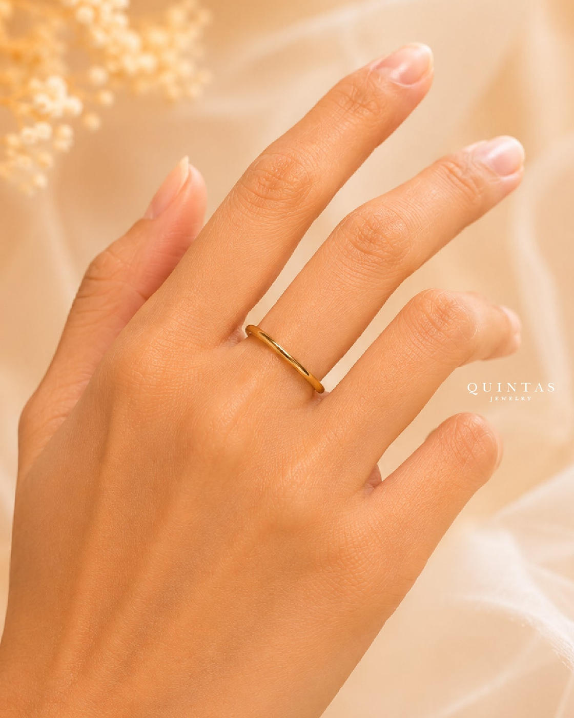 Minimalist Gold – original gallery view, proportional 4:5 crop