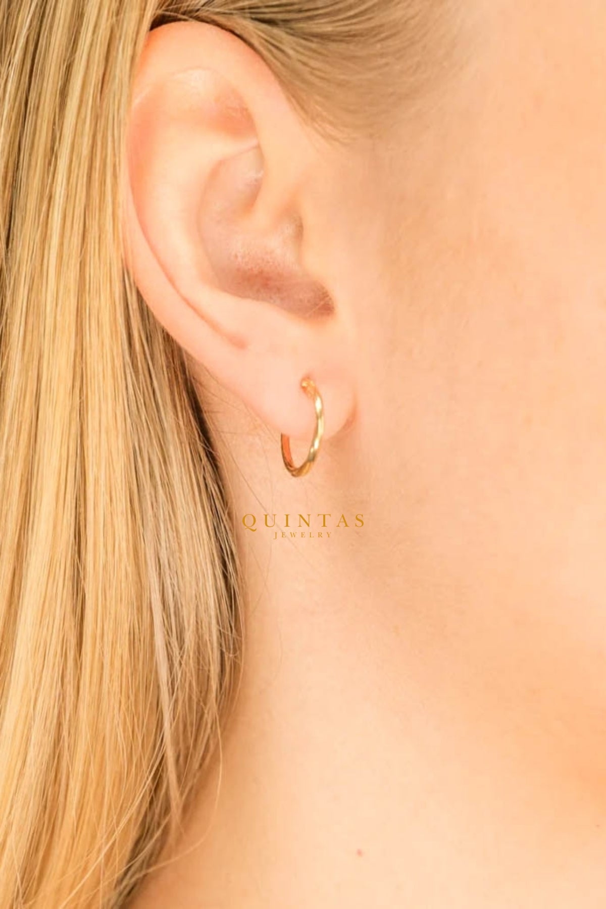 QUINTAS Classic Hoop Earrings