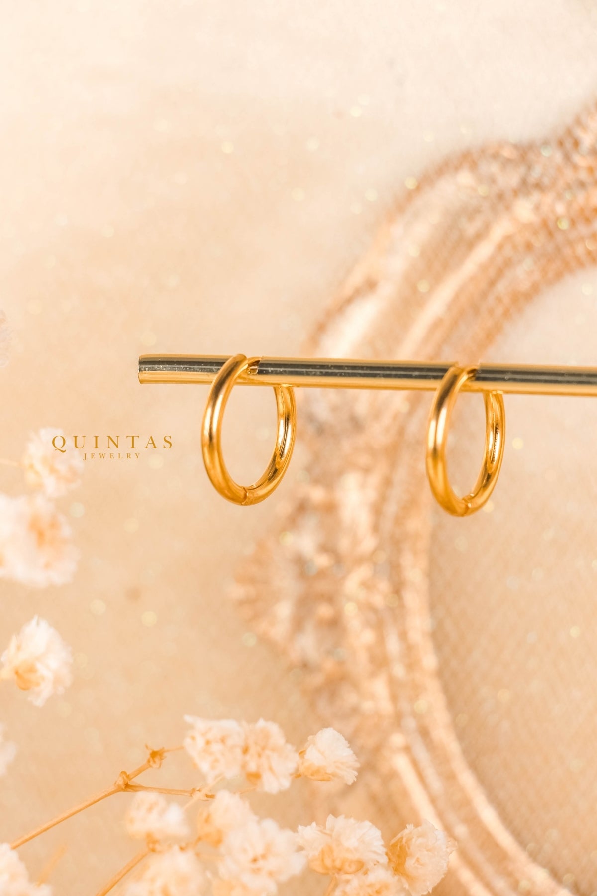 QUINTAS Classic Hoop Earrings