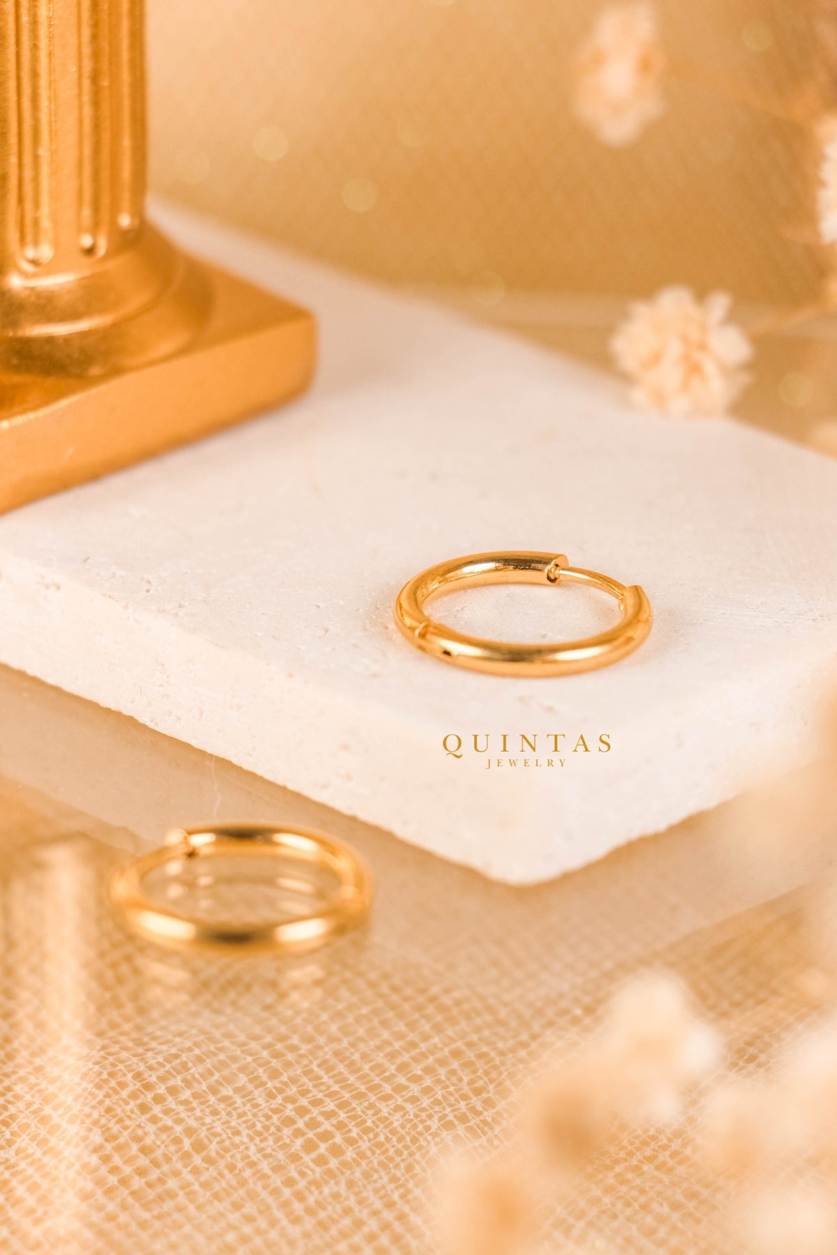 QUINTAS Classic Hoop Earrings