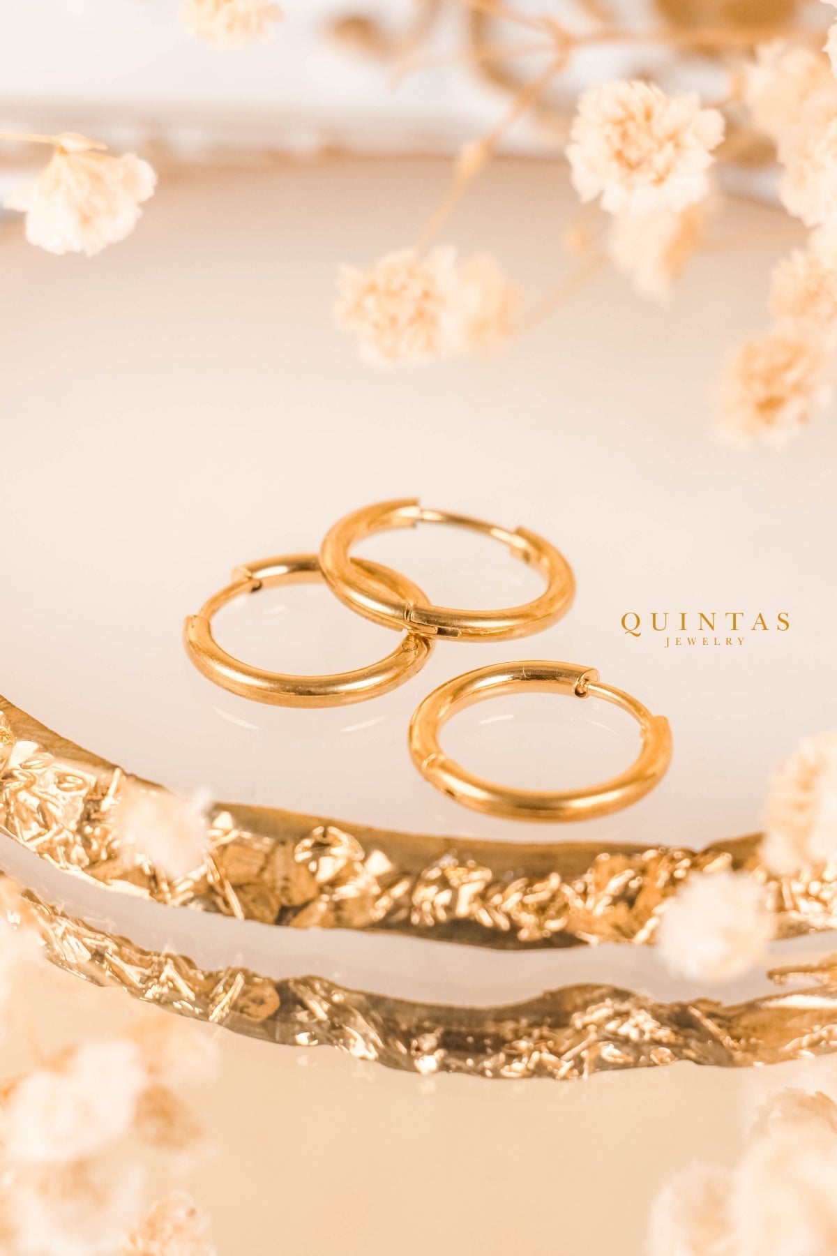 QUINTAS Classic Hoop Earrings