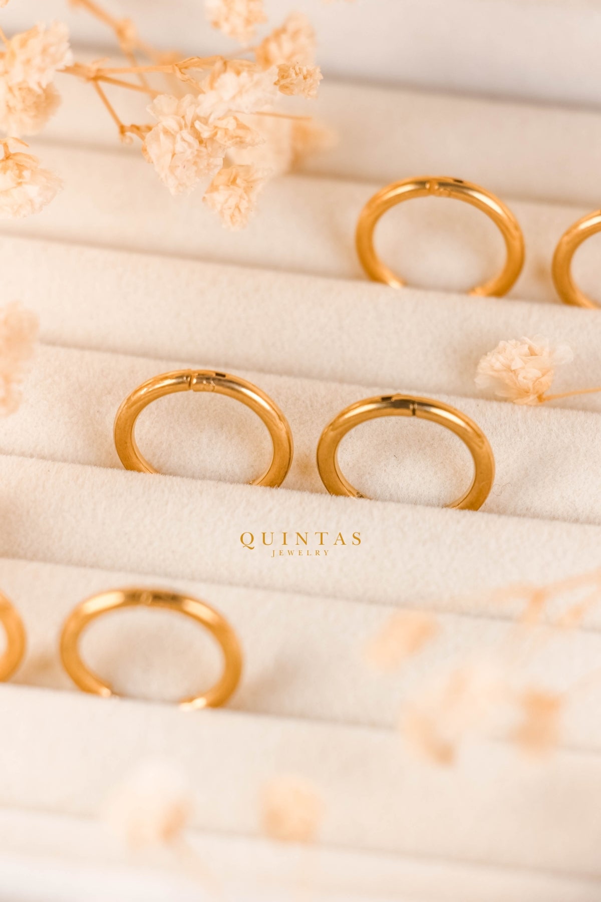 QUINTAS Classic Hoop Earrings