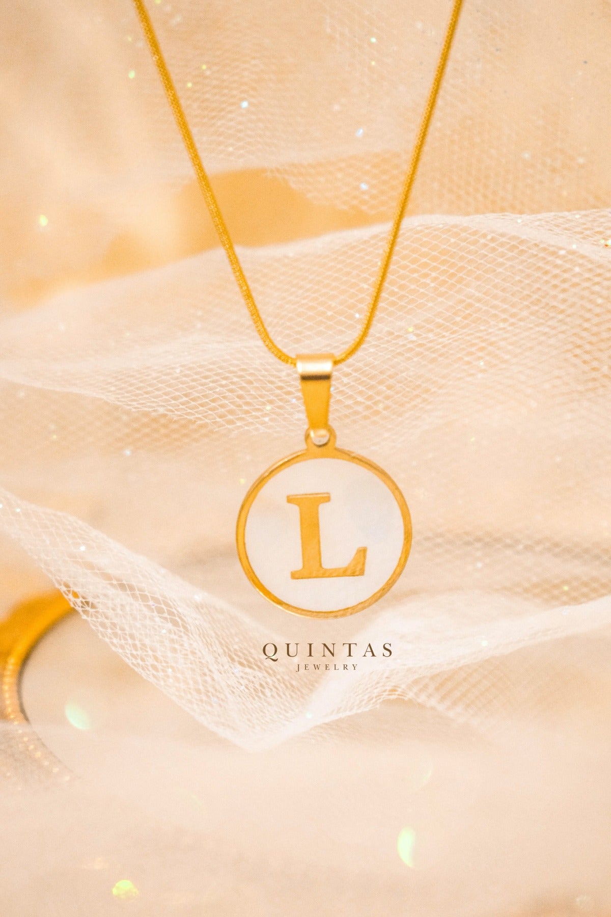 QUINTAS White Gold Initial Necklace
